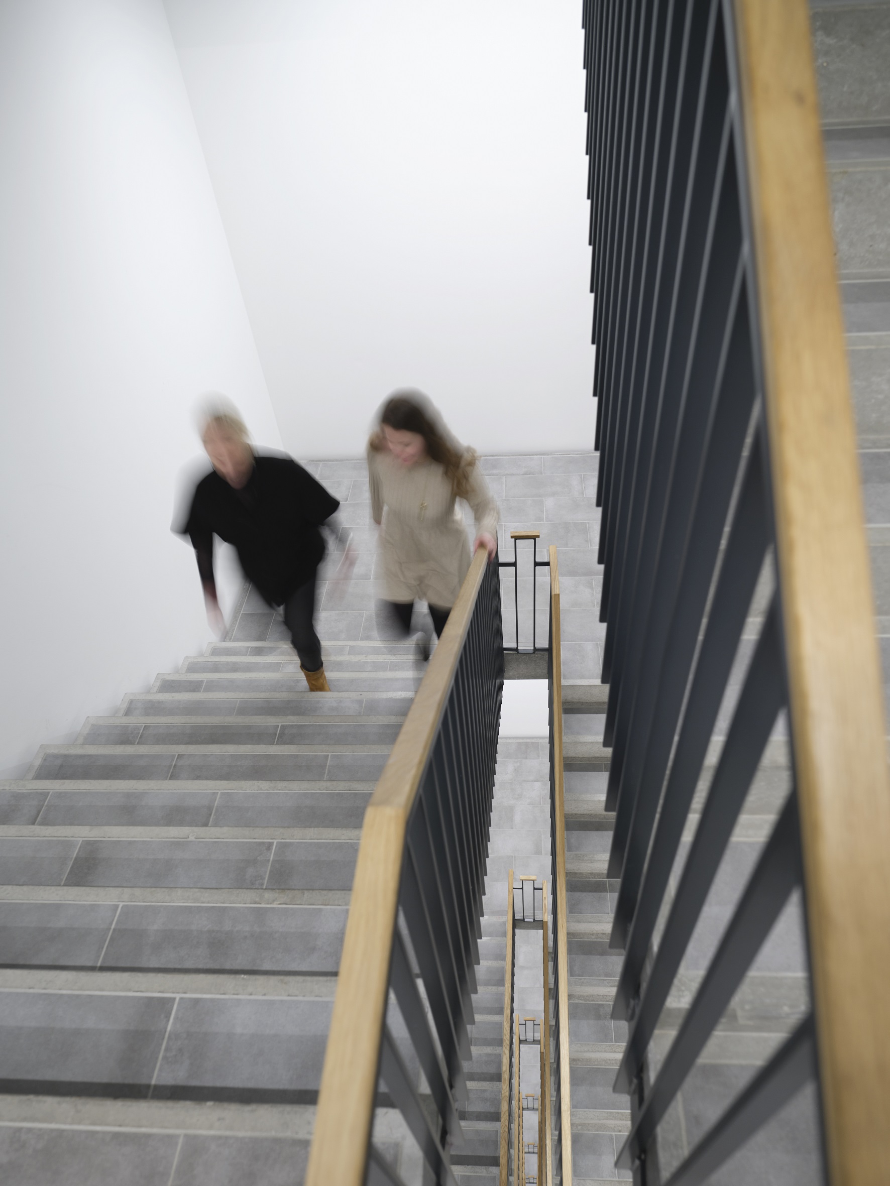 To slørende personer, der går op ad en trappe